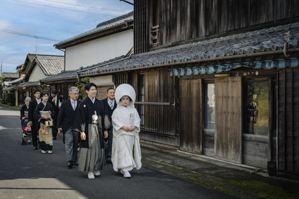 海陽町の古い町並みを進む江音寺への花嫁行列