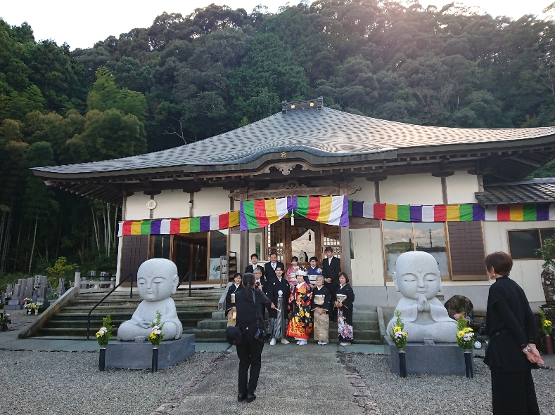 龍昇山江音寺本堂前で新郎新婦様とご両家家族が並んだ集合写真